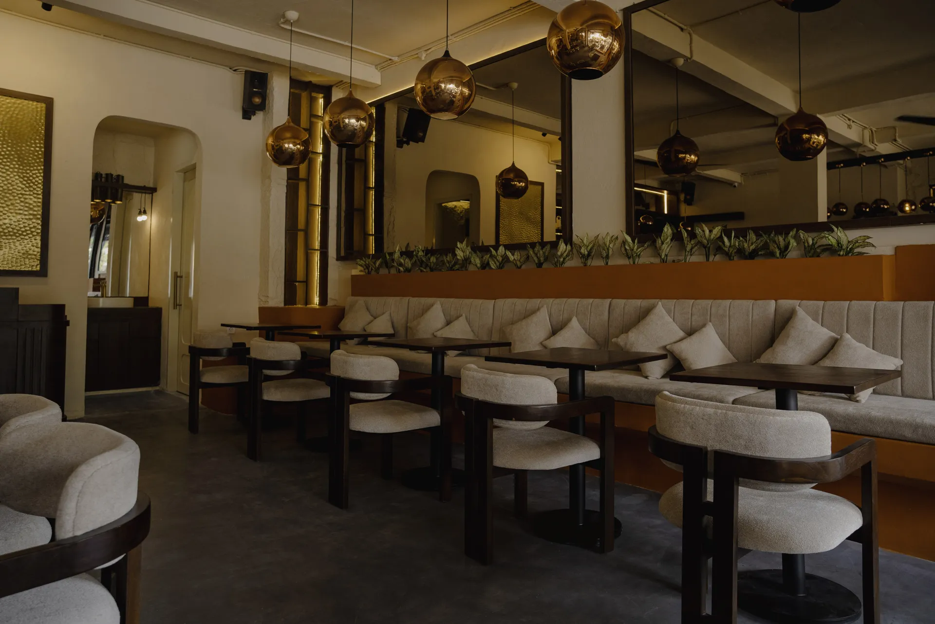 Hola Cocktail & Wine Bar